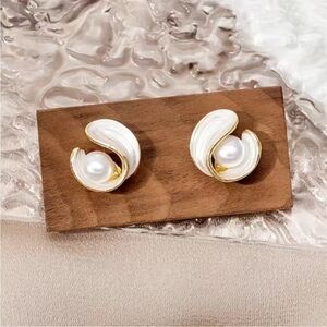 FAUX PEARL STUD EARRINGS